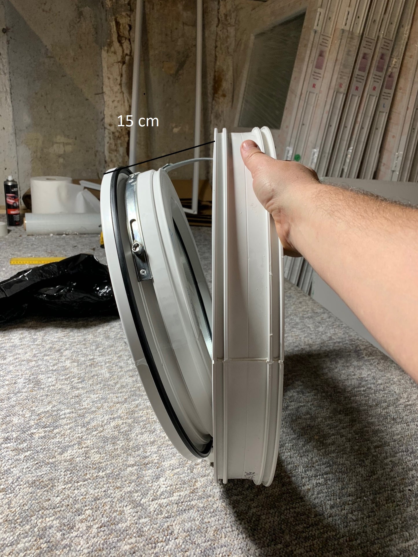 Rundt vindue med kip ind ø75, 15 cm åbning, PVC materiale