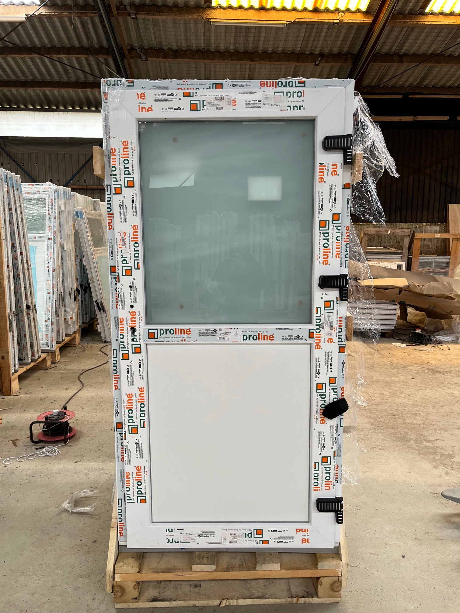 Facadedør i plast med halv råglas og halv panel - B 95 x H 190