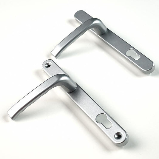 Håndtag sølvfarvet til dør med buet vindue