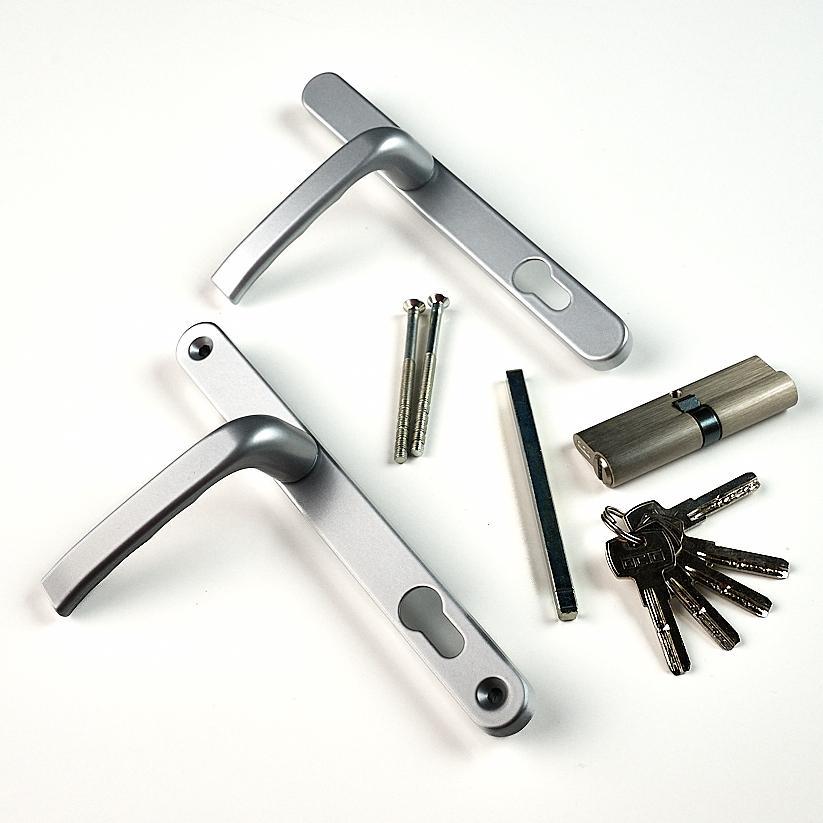 Sølv dørhåndtag og låsesæt til udhusdør med cylinder og nøgler
